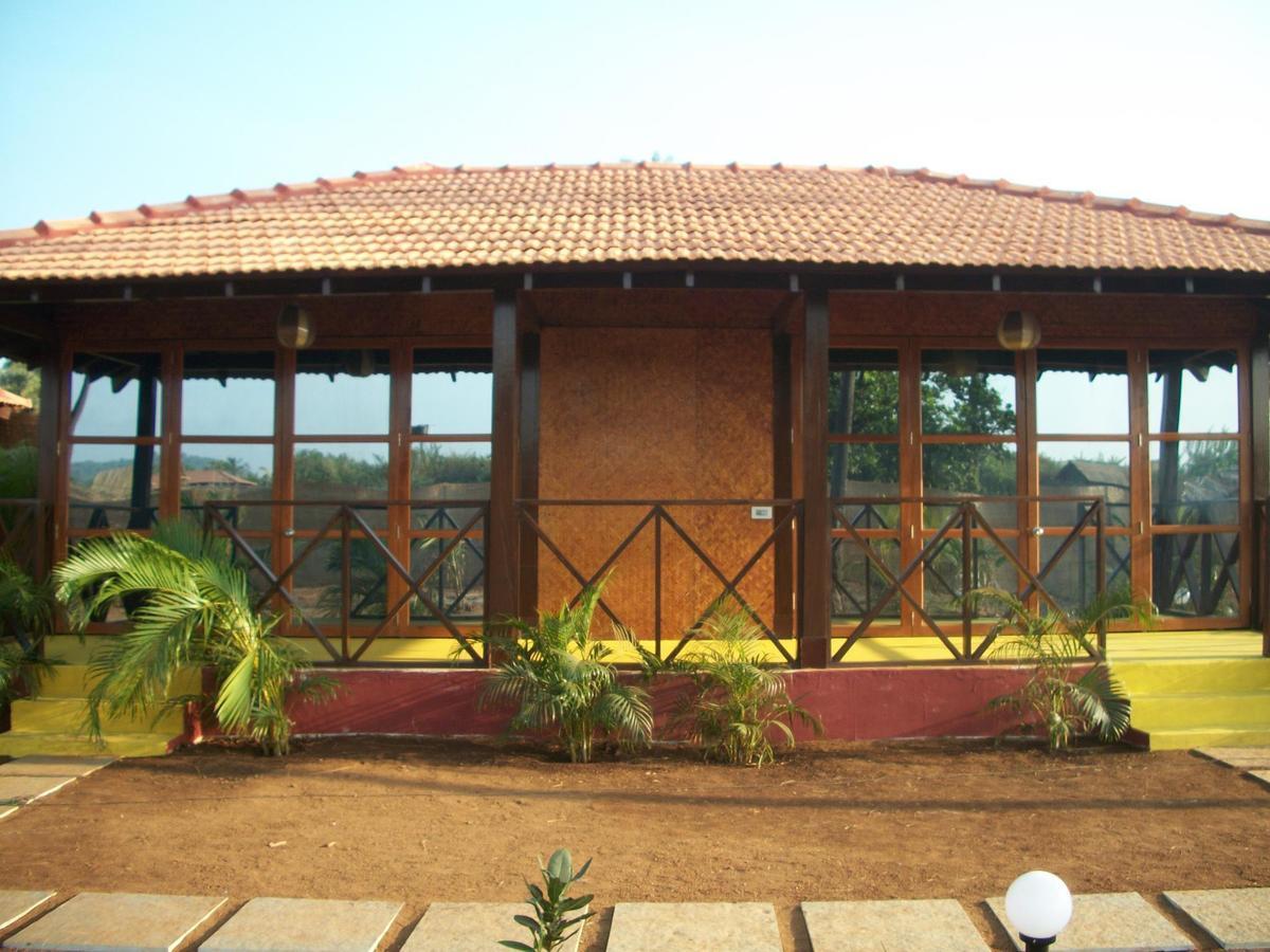 Rock Water Resort Morjim Extérieur photo