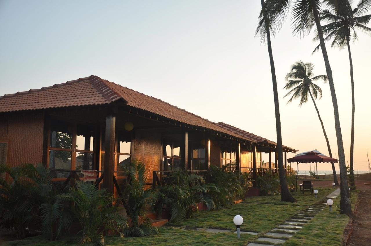 Rock Water Resort Morjim Extérieur photo