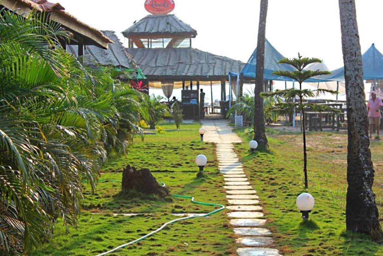 Rock Water Resort Morjim Extérieur photo