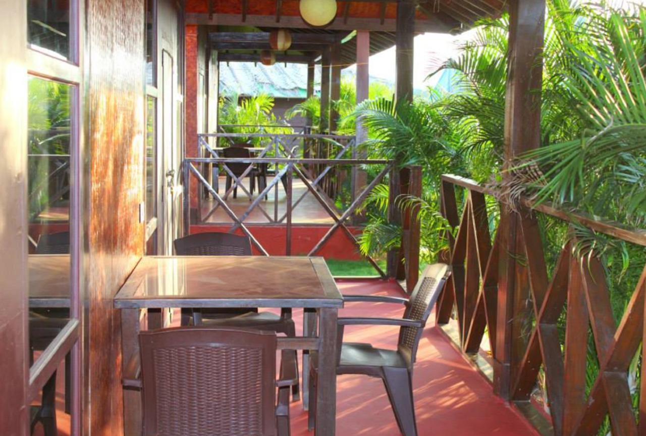Rock Water Resort Morjim Extérieur photo