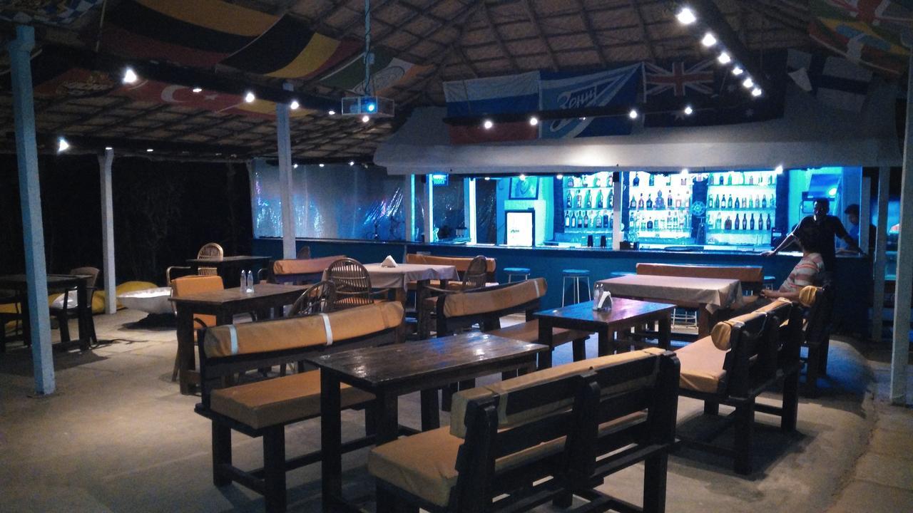 Rock Water Resort Morjim Extérieur photo