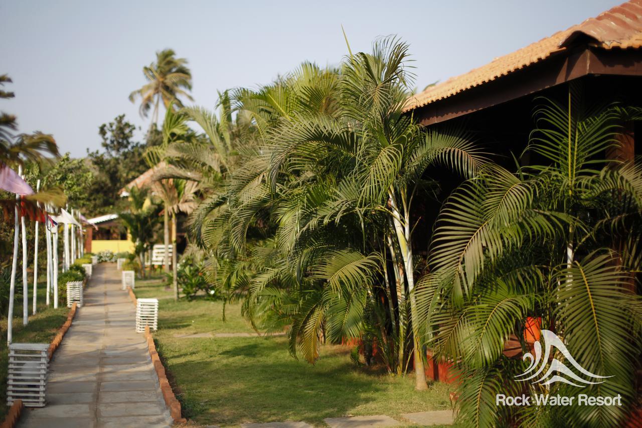 Rock Water Resort Morjim Extérieur photo